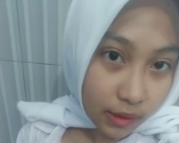 Abg Hijab SMA Pamer Nenen Di Toilet Sekolah